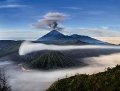 火山喷发壮观景象：熔岩伴随蒸汽流入太平洋（